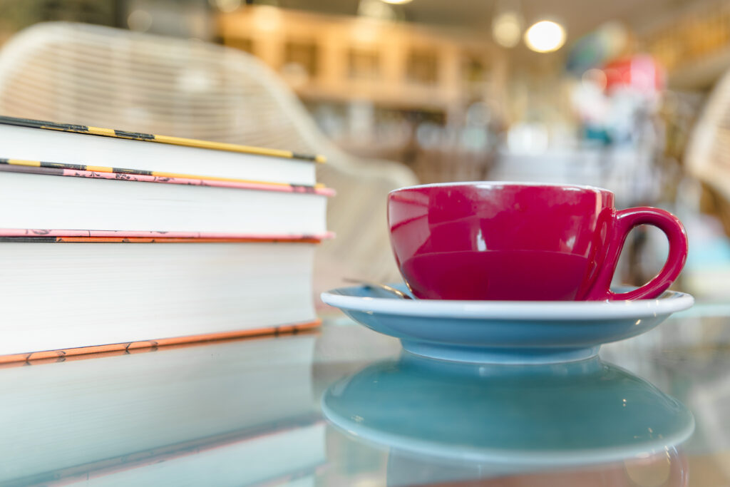 📚 Reduces Stress and Enhances Relaxation
Reading is a proven stress-reliever, capable of reducing stress levels by up to 68% . Pairing this with the comforting aroma and warmth of coffee creates a soothing environment, helping you unwind and immerse yourself in the narrative.
Glamour